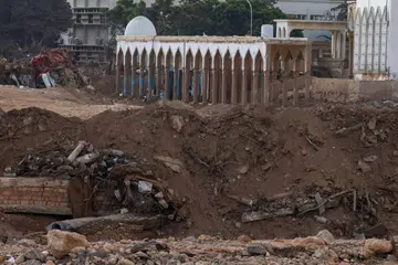 ANGKARA BANJIR: Masjid Al Sahaba masih berdiri meskipun bangunan di sekeliling runtuh akibat banjir besar melanda Libya baru-baru ini.  