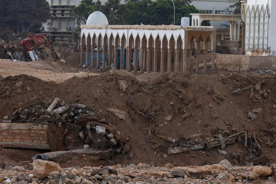 ANGKARA BANJIR: Masjid Al Sahaba masih berdiri meskipun bangunan di sekeliling runtuh akibat banjir besar melanda Libya baru-baru ini.  