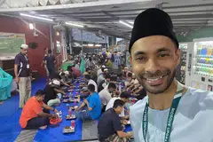 Meskipun sibuk bekerja sebagai pramugara, Encik Abdul Basit Abdul Hamid, gigih menjadi relawan di Masjid Alkaff Kampung Melayu selama lebih 15 tahun.