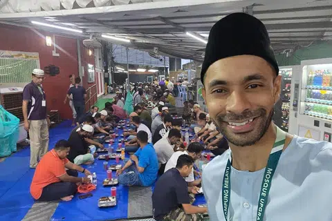 Meskipun sibuk bekerja sebagai pramugara, Encik Abdul Basit Abdul Hamid, gigih menjadi relawan di Masjid Alkaff Kampung Melayu selama lebih 15 tahun.