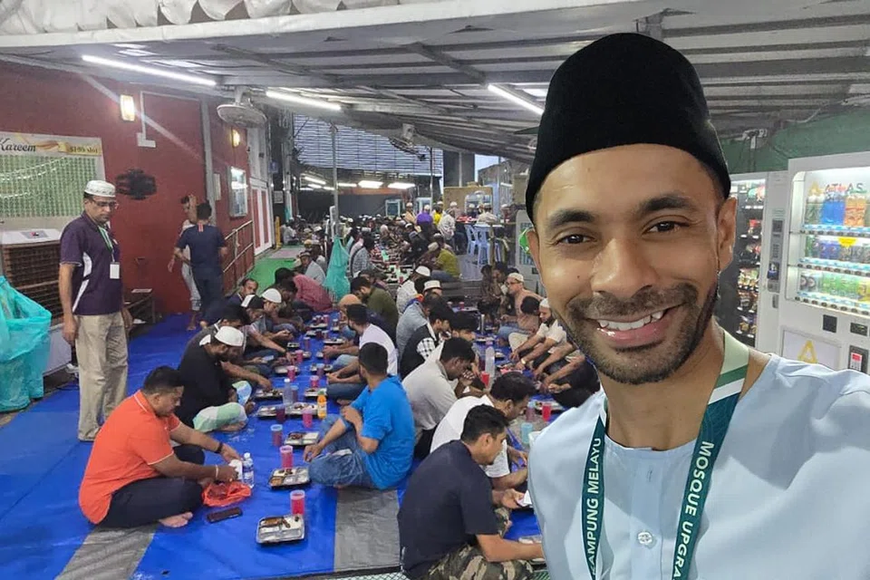 Meskipun sibuk bekerja sebagai pramugara, Encik Abdul Basit Abdul Hamid, gigih menjadi relawan di Masjid Alkaff Kampung Melayu selama lebih 15 tahun.