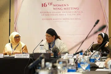 PERJUANG ISU WANITA: Cik Rahayu (kiri) dilantik sebagai Timbalan Pengerusi bagi cabang Wanita Riseap Januari lalu. Beliau bekerjasama dengan Pengerusi cabang tersebut, Dato Hanifah Hajar Taib (kanan) dalam menumpukan terhadap isu-isu yang dihadapi wanita Muslim serantau. - Foto ihsan RAHAYU MOHAMAD