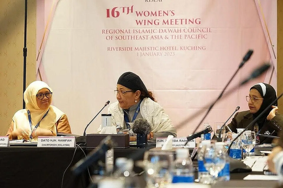 PERJUANG ISU WANITA: Cik Rahayu (kiri) dilantik sebagai Timbalan Pengerusi bagi cabang Wanita Riseap Januari lalu. Beliau bekerjasama dengan Pengerusi cabang tersebut, Dato Hanifah Hajar Taib (kanan) dalam menumpukan terhadap isu-isu yang dihadapi wanita Muslim serantau. - Foto ihsan RAHAYU MOHAMAD