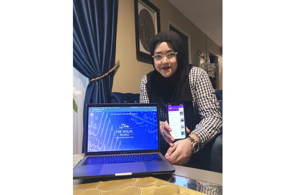 APLIKASI BARU: Melalui aplikasi telefon baru, The Halal People, Cik Hamizah berkata para peniaga HBB dapat memperkemaskan proses jualan mereka. - Foto ihsan HAMYZA HALEK