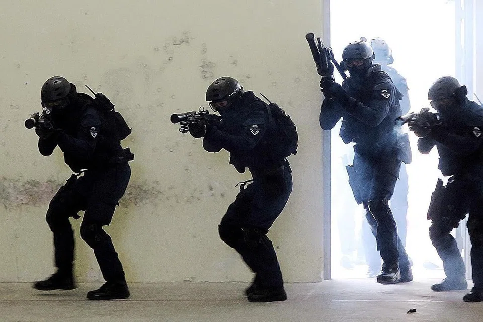 PERSIAP DIRI HADAPI RUSUHAN: Pegawai Spear menunjukkan kemahiran dalam tunjuk cara mengawal rusuhan dalam ruang kecil. 