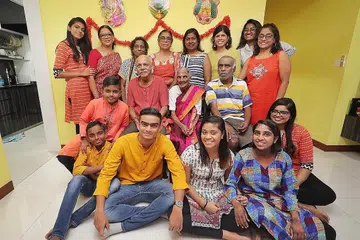 BERKUMPUL DI RUMAH NENEK: Keluarga empat generasi Cik Nadeson Pillai Muthulaxmy (sari ungu) selalunya akan berkumpul di rumahnya di Henderson Road bagi menyambut perayaan Singapura seperti Deepavali, Hari Ibu, Hari Kebangsaan dan Hari Natal. - Foto BM oleh GAVIN FOO