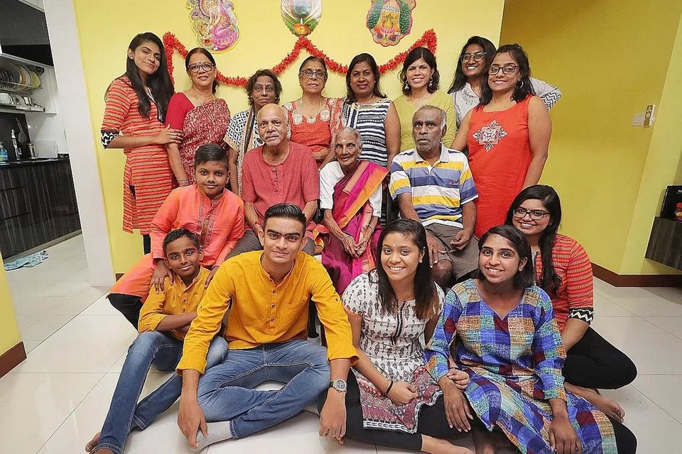 BERKUMPUL DI RUMAH NENEK: Keluarga empat generasi Cik Nadeson Pillai Muthulaxmy (sari ungu) selalunya akan berkumpul di rumahnya di Henderson Road bagi menyambut perayaan Singapura seperti Deepavali, Hari Ibu, Hari Kebangsaan dan Hari Natal. - Foto BM oleh GAVIN FOO