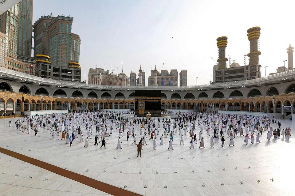 JAGA JARAK SELAMAT: Jemaah bertawaf mengelilingi Kaabah di Masjidil Haram sambil memerhatikan jarak selamat antara satu sama lain. - Foto AFP