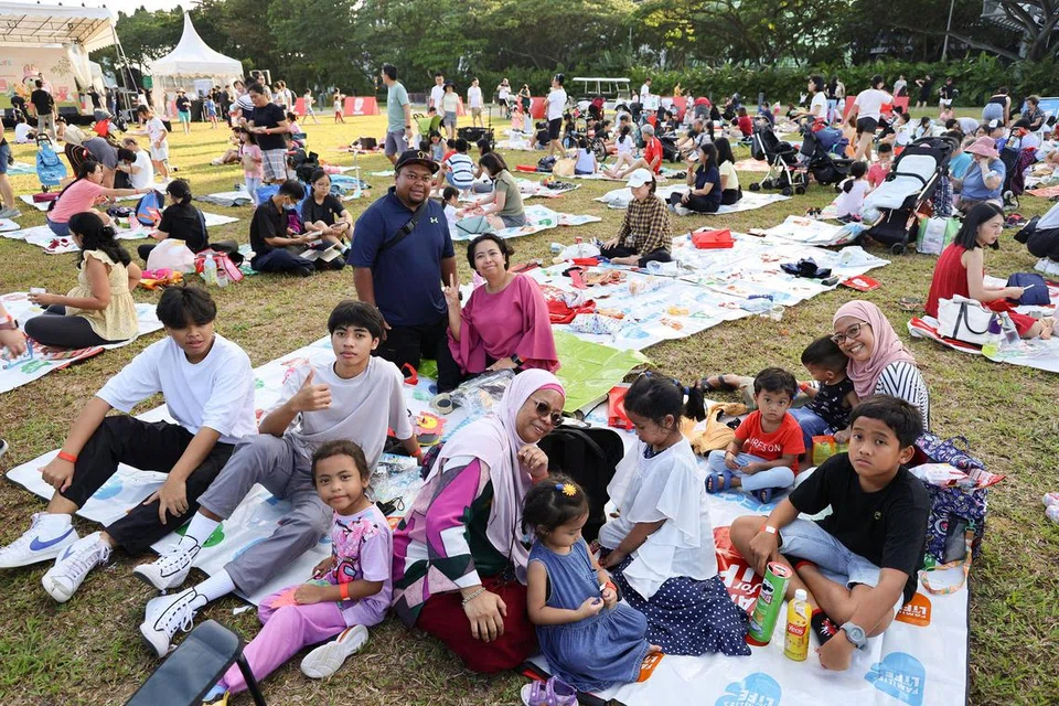 BERKELAH SAMBIL BERNYANYI: Bawa anak-anak berkelah di kawasan West Lawn Gardens by the Bay pada Sabtu ini dari 4 petang hingga 7 malam sambil menikmati dendangan lagu-lagu ikonik daripada filem animasi yang disukai ramai, termasuk ‘The Little Mermaid’ (1989), ‘Beauty and the Beast’ (1991) dan ‘Frozen’ (2013).