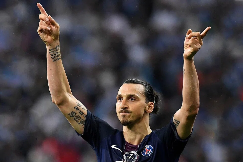 'INTAI' PENYERANG POTENSI: Mourinho yang sudah pun bersetuju dengan syarat peribadi bagi menyertai United dikatakan akan 'memancing' penyerang handalan Sweden, Zlatan Ibrahimovic (atas), yang diura-ura akan menyertai kelab itu selepas kontraknya dengan Paris Saint-Germain (PSG) tamat di penghujung musim ini. - Foto AFP