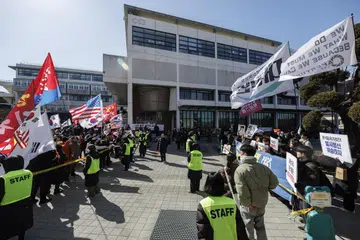 Dua kumpulan penunjuk perasaan turut serta dalam perhimpunan yang menyokong dan menentang usaha melibatkan pemecatan Presiden Yoon Suk Yeol, di Universiti Nasional Seoul di Seoul, Korea Selatan, pada 17 Februari.