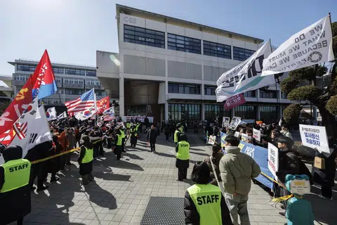 Dua kumpulan penunjuk perasaan turut serta dalam perhimpunan yang menyokong dan menentang usaha melibatkan pemecatan Presiden Yoon Suk Yeol, di Universiti Nasional Seoul di Seoul, Korea Selatan, pada 17 Februari.
