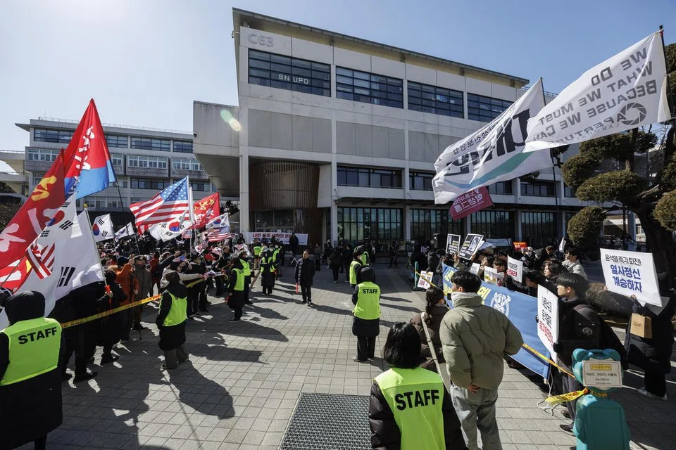 Dua kumpulan penunjuk perasaan turut serta dalam perhimpunan yang menyokong dan menentang usaha melibatkan pemecatan Presiden Yoon Suk Yeol, di Universiti Nasional Seoul di Seoul, Korea Selatan, pada 17 Februari.