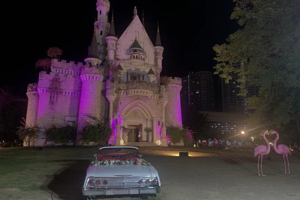 PELUANG BERFOTO: Pengunjung boleh mengambil kesempatan bergambar dengan sebuah istana dan juga menerokanya di tempat masuk Jodd Fairs DanNeramit.