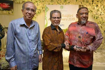 IKTIRAF SUMBANGAN: (Dari kiri) Naib Presiden III Jamiyah, Dr Isa Hassan dan Naib Presiden II Jamiyah, Encik Mohamed Yunos Mohamed Shariff bersama Pengurus Besar dan Pengarah Divisyen The MES Group, Encik Mohamed Rafiq, di acara menghargai syarikat yang menawarkan peluang pekerjaan kepada penghuni Darul Islah. - Foto JAMIYAH