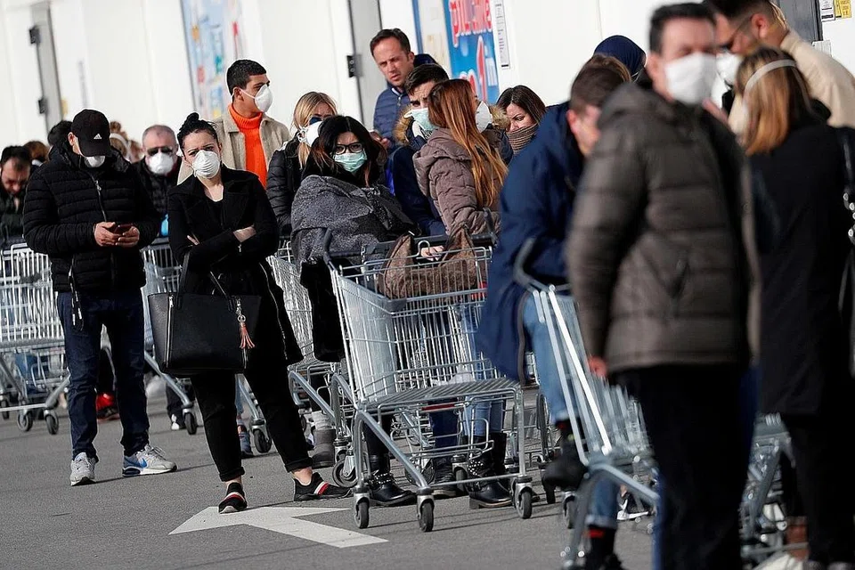BERATUR MENDAPAT BEKALAN MAKANAN: Penduduk di bandar Casalpusterlengo beratur di luar pasar raya untuk membeli barangan makanan dan keperluan selepas pemerintah Italy mengumumkan mengenai wabak koronavirus di negara itu pada 23 Februari lalu.