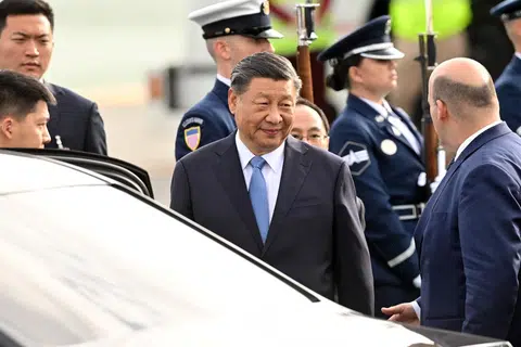 PERKUKUH HUBUNGAN: Presiden China, Encik Xi Jinping tiba di Lapangan Terbang San Francisco pada Selasa untuk menemui Presiden Amerika Syarikat, Encik Joe Biden. 