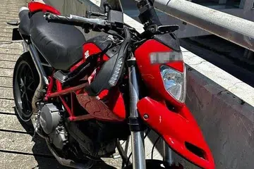 Motosikal yang dikatakan milik Encik Mohd Razim Jamil, jenama Ducati Hypermortad dikatakan tercampak sekitar lima meter dari tempat berlakunya kemalangan di jejatas menuju ke Kompleks Kastam, Imigresen dan Kuarantin (CIQ) Bangunan Sultan Iskandar (BSI), Johor. (Gambar sisipan, Allahyarham Mohd Razim).