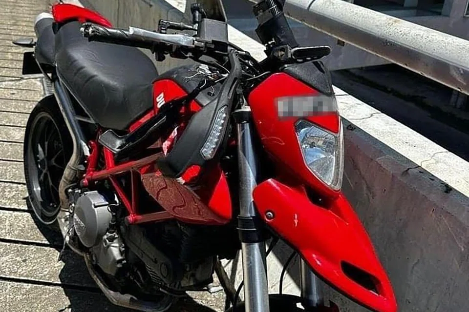 Motosikal yang dikatakan milik Encik Mohd Razim Jamil, jenama Ducati Hypermortad dikatakan tercampak sekitar lima meter dari tempat berlakunya kemalangan di jejatas menuju ke Kompleks Kastam, Imigresen dan Kuarantin (CIQ) Bangunan Sultan Iskandar (BSI), Johor. (Gambar sisipan, Allahyarham Mohd Razim).