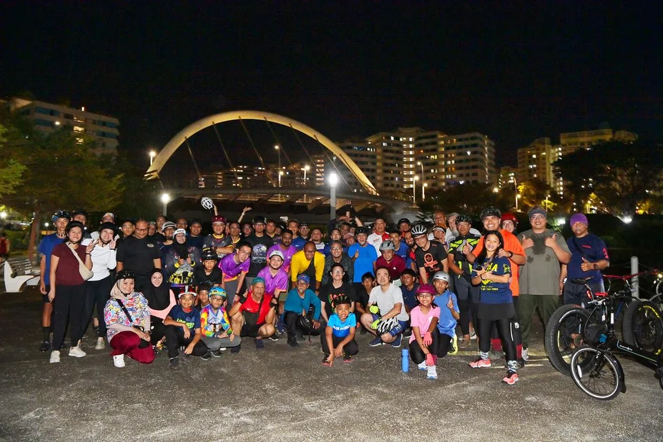 Para peserta bersama-sama mengayuh basikal sejauh 22 kilometer sepanjang estet Pasir Ris-Punggol semasa acara ‘Ramadan Ride 2024’, anjuran M3@Pasir Ris-Punggol. 