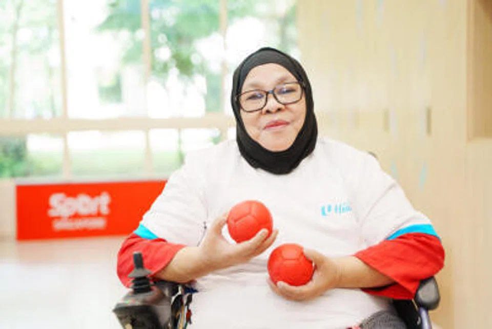 Cik Rogayah Abu, 71 tahun, di Pusat Penuaan Aktif NTUC Health (Woodlands East).