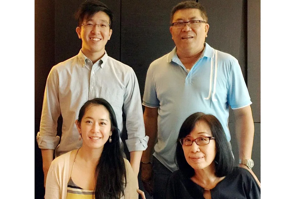 PENTINGKAN KELUARGA: Kini Encik Ramlee Buang (berbaju biru) memainkan peranan lebih aktif sebagai bapa kededua anaknya, Cik Najiah Ramlee dan Encik Faisal Ramlee. Bersama mereka ialah isterinya, Cik Ruzanna Siew. - Foto RAMLEE BUANG