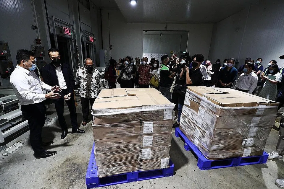 ALTERNATIF BAGI SUMBER AYAM: (dari kiri) Encik Leek, Menteri Negara Kanan (Kemampanan dan Sekitaran merangkap Tenaga Manusia), Dr Koh Poh Koon, dan Encik Suryo, menerima kumpulan ayam beku pertama dari Indonesia yang tiba di Singapura. Ayam beku pertama dari Indonesia - Foto-foto BH oleh KELVIN CHNG