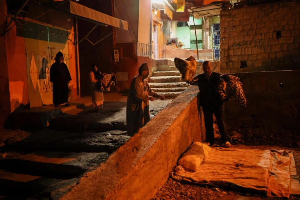 DISELIMUTI KETAKUTAN: Penduduk desa di Moulav Brahim, antara kawasan yang terjejas oleh gempa bumi dibelenggu rasa risau dan tidur di lorong-lorong yang ada.