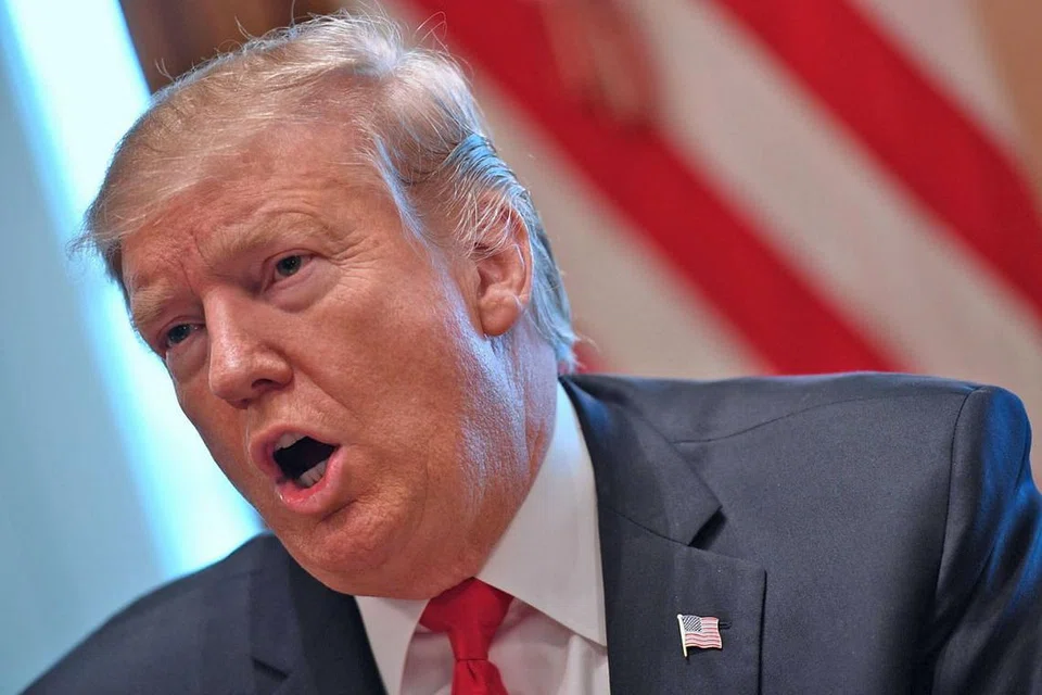 DEKATI PASUKAN TENTERA: Presiden Venezuela Nicolas Maduro menggalak tentera agar 'bersatu' dan 'setia' kepada angkatan di Turiamo, Venezuela, kelmarin. Berkenaan krisis di negara tersebut, Presiden Amerika Donald Trump (gambar atas) menolak kepimpinan Encik Maduro.