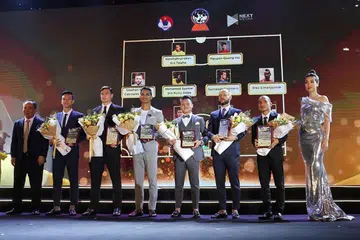 DIIKTIRAF: Safuwan (empat dari kiri) diiktiraf sebagai antara 11 pemain kesebelasan terbaik Asean oleh AFF dalam satu majlis di Hanoi.