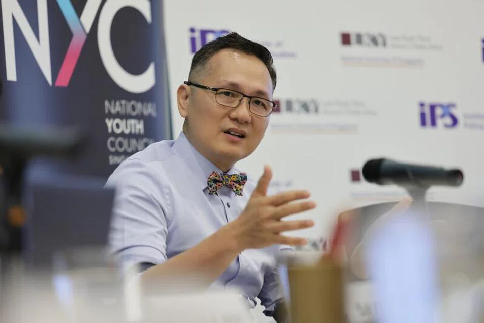 Zamil Penyelidik Kanan Adjung Institut Kajian Dasar (IPS), Dr Chew Han Ei, menjawab pertanyaan wartawan semasa satu taklimat media pada 5 Ogos di pejabat IPS di Cluny Road, berhampiran Kebun Bunga Singapura.