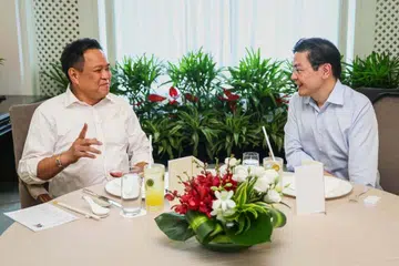 Perdana Menteri, Encik Lawrence Wong (kanan) mengadakan pertemuan dengan rakan sejawatan Thailand, Encik Anutin Charnvirakul, yang berada di Singapura bagi menghadiri Persidangan Ketua Pegawai Eksekutif (CEO) Global Forbes 2026.