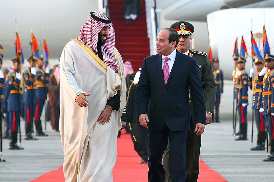 LAWATAN PERTAMA SEBAGAI PEWARIS TAHTA: Putera Mohammed bin Salman (kiri) disambut Presiden Mesir Encik Abdel Fattah al-Sisi, setibanya di Kahirah kelmarin. - Foto AFP