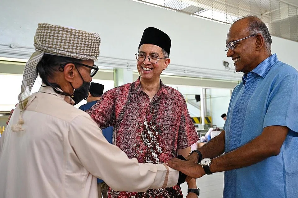 PRIHATIN: Pelancaran sesi solat pertama itu turut dihadiri Menteri Undang-Undang merangkap Ehwal Dalam Negeri, Encik K. Shanmugam (kanan) dan Menteri Negara (Ehwal Dalam Negeri merangkap Pembangunan Negara), Profesor Madya Dr Muhammad Faishal Ibrahim (tengah).