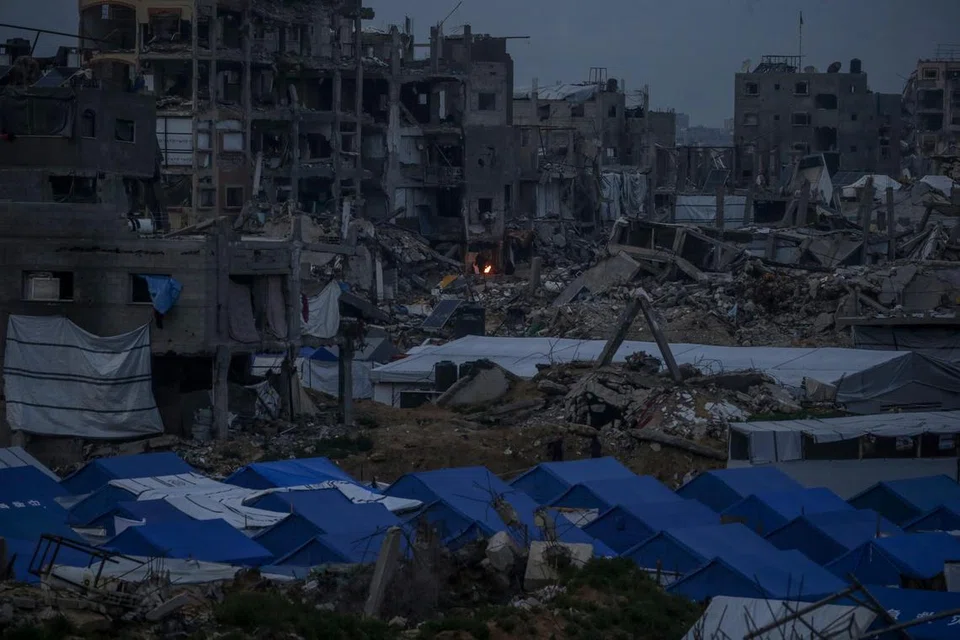Gambar menunjukkan tempat perlindungan keluarga Palestin didirikan di antara rumah-rumah yang musnah di tengah-tengah gencatan senjata antara Israel dengan Hamas, di Jabaliya, utara Semenanjung Gaza, pada 19 Februari 2025. Menurut penulis, membaca tentang penderitaan Palestin atau bersimpati dengan penduduk Gaza dan Tebing Barat tidak salah, namun adalah penting untuk mendekati isu tersebut dengan perspektif yang seimbang.