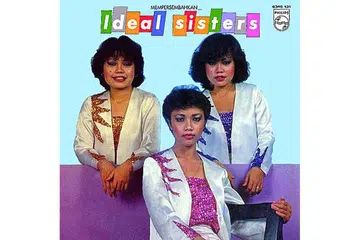 KUMPULAN IDEAL SISTERS: Kumpulan yang popular pada zamannya ini terdiri daripada Junaidah Johari, Azizah dan Junainah. - Foto PHILLIPS RECORD