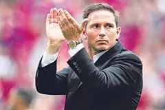 RISIKO BESAR: Langkah pemilik Chelsea Roman Abramovich memilih Frank Lampard (atas) sebagai pengurus baru pasukan Chelsea disifatkan sebagai satu risiko besar bagi kededua pemilik dan bakal pengurus itu. Ini kerana Abramovich memang terkenal sebagai seorang yang tidak teragak-agak untuk menggajikan dan melepaskan pengurus pasukannya sesuka hati, tidak kiralah sama ada ia berkaitan dengan keputusan di padang mahupun atas sebab-sebab yang tiada kaitan dengan persembahan pasukan. - Foto REUTERS