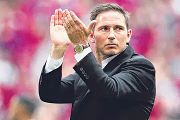 RISIKO BESAR: Langkah pemilik Chelsea Roman Abramovich memilih Frank Lampard (atas) sebagai pengurus baru pasukan Chelsea disifatkan sebagai satu risiko besar bagi kededua pemilik dan bakal pengurus itu. Ini kerana Abramovich memang terkenal sebagai seorang yang tidak teragak-agak untuk menggajikan dan melepaskan pengurus pasukannya sesuka hati, tidak kiralah sama ada ia berkaitan dengan keputusan di padang mahupun atas sebab-sebab yang tiada kaitan dengan persembahan pasukan. - Foto REUTERS