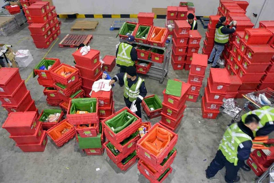 PERMINTAAN NAIK MENDADAK: Beberapa kakitangan RedMart dilihat sedang bertugas sedang syarikat itu mempertimbangkan cadangan untuk menggajikan lebih pekerja agar dapat memenuhi permintaan. FOTO: FAIL.