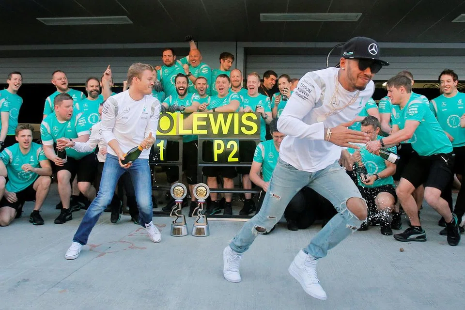 TIDAK BENAR: Mercedes menepis dakwaan bahawa ia lebih mementingkan Nico Rosberg (kiri) daripada Lewis Hamilton (kanan) musim ini. - Foto REUTERS