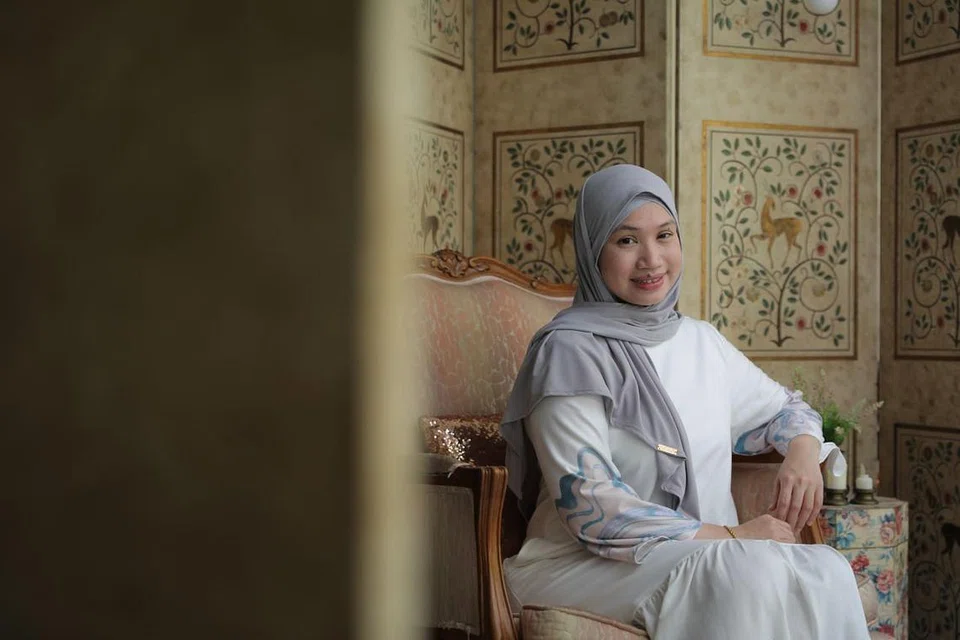 IMBANG KERJAYA: Cik Nurul'Ain memastikan beliau menyelesaikan tugas kerja di sekolah, supaya dapat memberi tumpuan penuh pada urusan keluarga apabila di rumah. - Foto BH oleh ONG WEE JIN