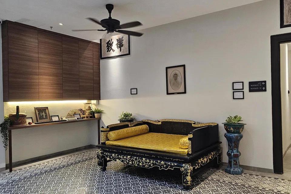 Antara perabot dan perhiasan dalaman rumah tradisional kaum Peranakan yang dipamerkan di dalam Baba House Melaka. 