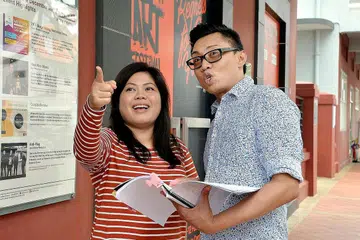 RASA RINDU: Disebabkan rindu bergiat dalam teater Melayu, penulis dan pengarah Khairi Razaai (kanan) yang telah tinggal di Australia sekitar 23 tahun, mencadangkan agar kumpulan Teater Kami kembali mementaskan naskhah Hayat Hayatie. Beliau bekerja rapat dengan pelakon utama, Dalifah Shahril (di sebelahnya) yang memegang watak Hayatie. - Foto M.O. SALLEH