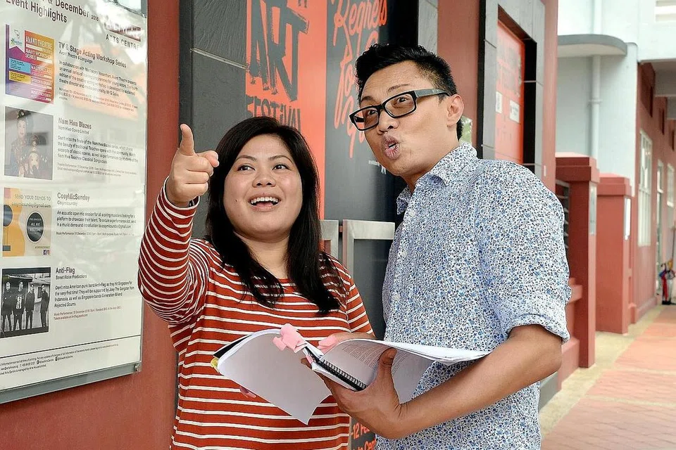 RASA RINDU: Disebabkan rindu bergiat dalam teater Melayu, penulis dan pengarah Khairi Razaai (kanan) yang telah tinggal di Australia sekitar 23 tahun, mencadangkan agar kumpulan Teater Kami kembali mementaskan naskhah Hayat Hayatie. Beliau bekerja rapat dengan pelakon utama, Dalifah Shahril (di sebelahnya) yang memegang watak Hayatie. - Foto M.O. SALLEH