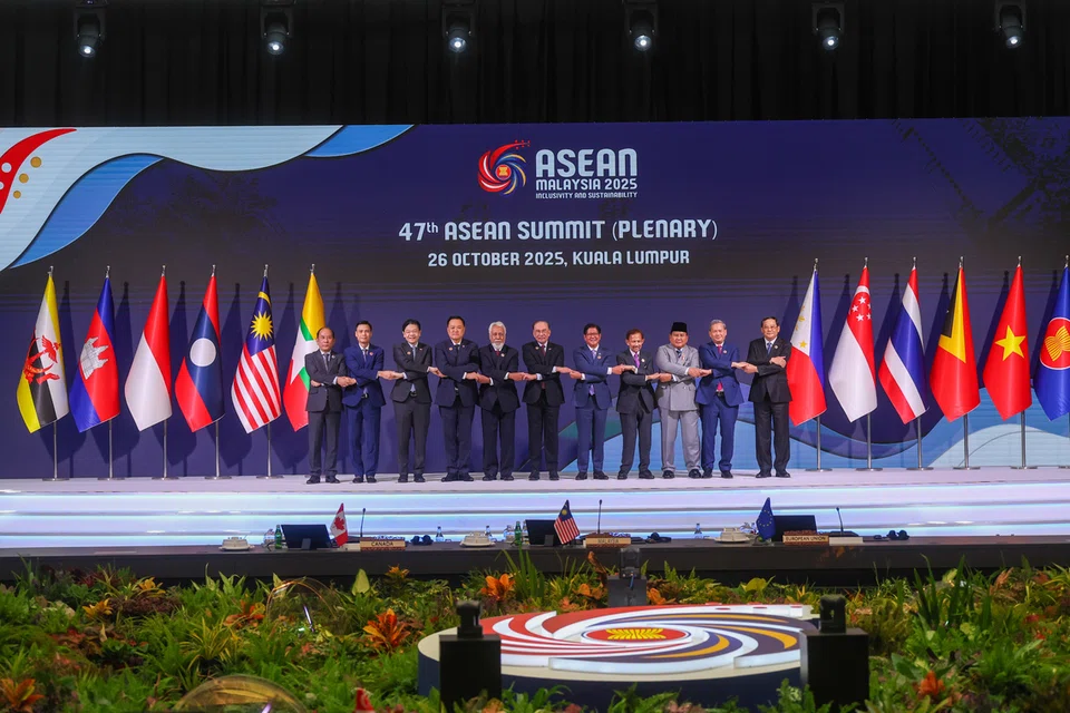 Perdana Menteri Lawrence Wong (tiga dari kiri) bergandingan tangan bersama pemimpin negara Asean di sesi pleno Sidang Puncak Asean ke-47 pada 26 Oktober.
