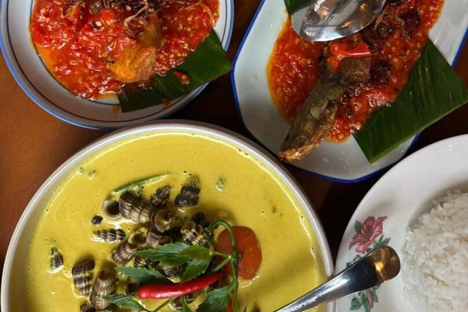Sesetengah pelanggan berpendapat harga makanan di Rembayung yang mencecah maksimum RM60 sepinggan, lebih munasabah berbanding beberapa restoran masakan Melayu lain di Kuala Lumpur.  