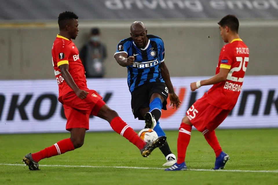 PERCUBAAN KE ARAH GAWANG: Penyerang Inter, Romelu Lukaku (tengah) cuba melepaskan rembatan dari luar kotak penalti, namun berjaya disekat pemain pertahanan Leverkusen, dalam kemenangan 2-1 yang sekali gus menyaksikan Inter layak ke pusingan empat pasukan terakhir. - Foto EPA-EFE