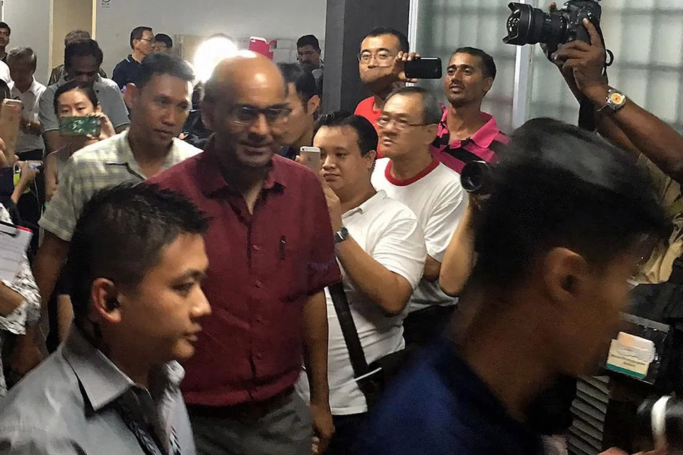 BERI SOKONGAN: Timbalan Perdana Menteri, Encik Tharman Shanmugaratnam, 'turun padang' di pusat perhimpunan di pejabat cawangan PAP di Bukit Batok, untuk memberi sokongan kepada Encik Murali. - Foto FAKHRURADZI ISMAIL 