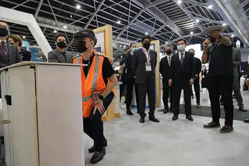 TINJAU TEKNOLOGI BARU: Encik Heng Swee Keat (dua dari kanan) mengunjungi kios Microsoft di ITAP 2021 di mana seorang pegawai menunjukkan HoloLens, iaitu sepasang cermin mata pintar realiti campuran yang dibangunkan dan dihasilkan oleh Microsoft, semalam. - Foto BH oleh NG SOR LUAN
