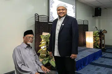 MAHU MEMBANTU: Kadi Ustaz Pasuni Maulan (kiri) dan Naib Kadi Ustaz Zahid Zin berharap dengan adanya daya usaha Bersamamu, golongan naib kadi di Singapura akan dapat menyumbang tenaga dan kepakaran membantu memperkukuh lagi perkahwinan dalam kalangan pasangan Muslim di sini. - Foto MCCY/ROMM